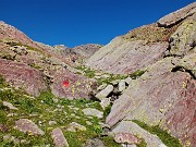 67 Risalendo canali tra rocce di Verrucano Lombardo